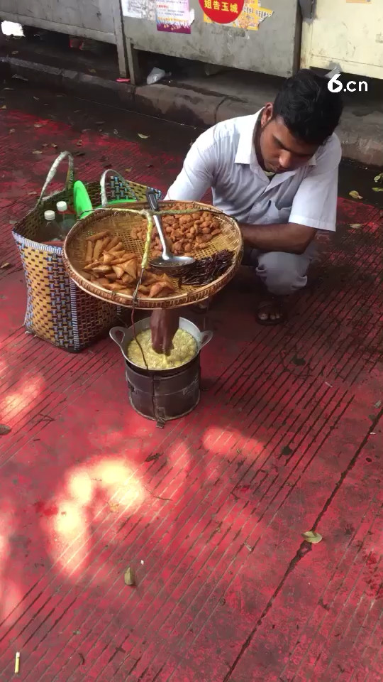 靠一个小吃摊位为生的缅甸大叔