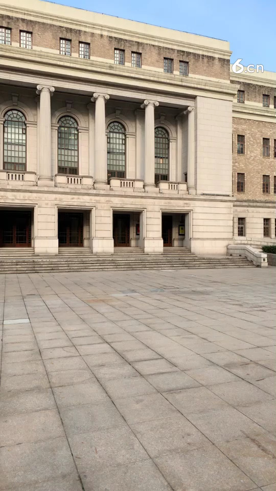 落日余晖中的音乐厅