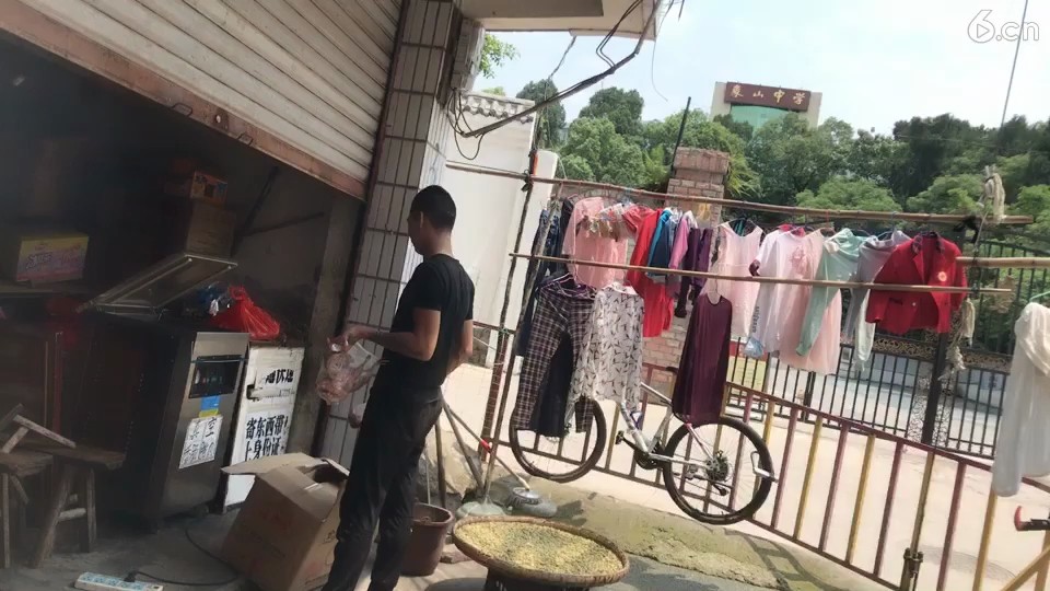 左手一隻雞，右手一隻鴨。😁