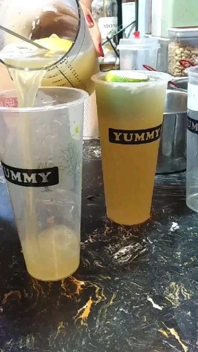 下雨天留在店里埋头练习做奶茶中