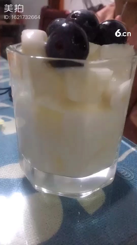 自制水果酸奶杯