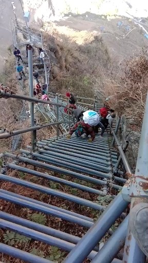 悬崖村买东西天的日子跟游客一起