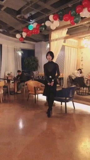 会跳舞的女生哪里都是舞台😝