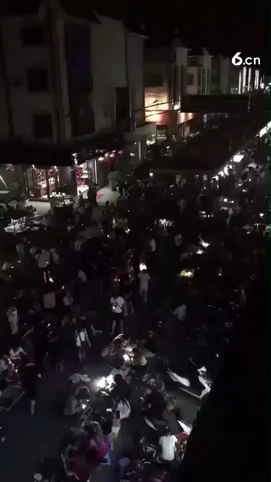 翡翠市场的夜晚就好像萤火虫