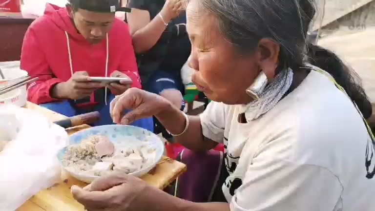 佤族人吃饭