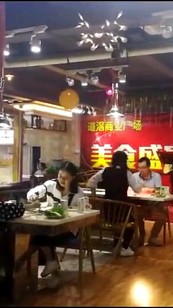 看這么多人吃，唱歌能海闊天空嗎