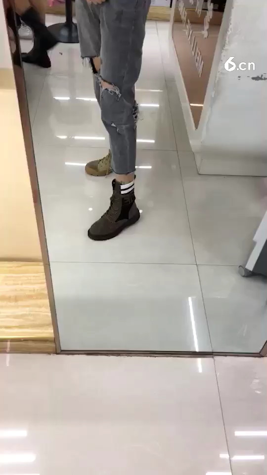 头不梳，脸不洗，去逛街