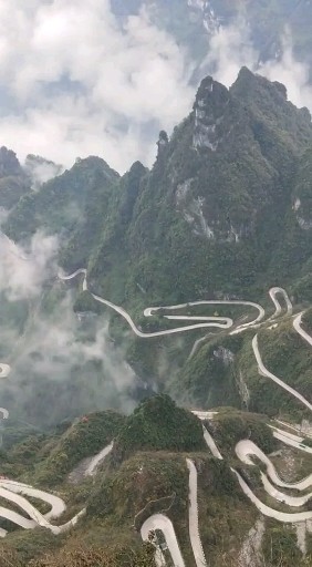 张家界天门山99道弯盘山公路