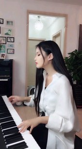 钢琴小姐姐