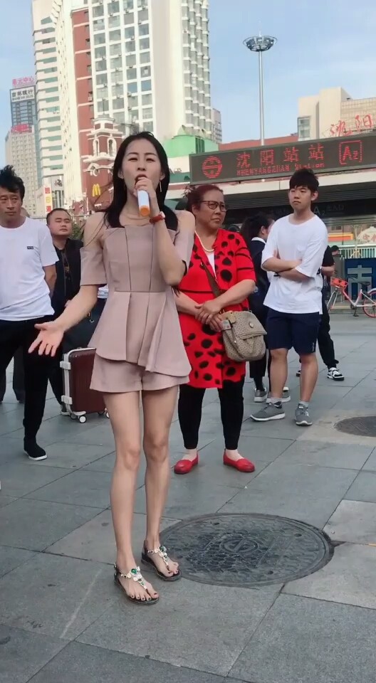 尴尬了竟然比我唱的我