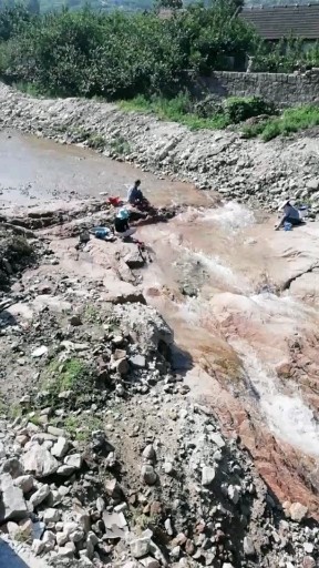 河水清澈