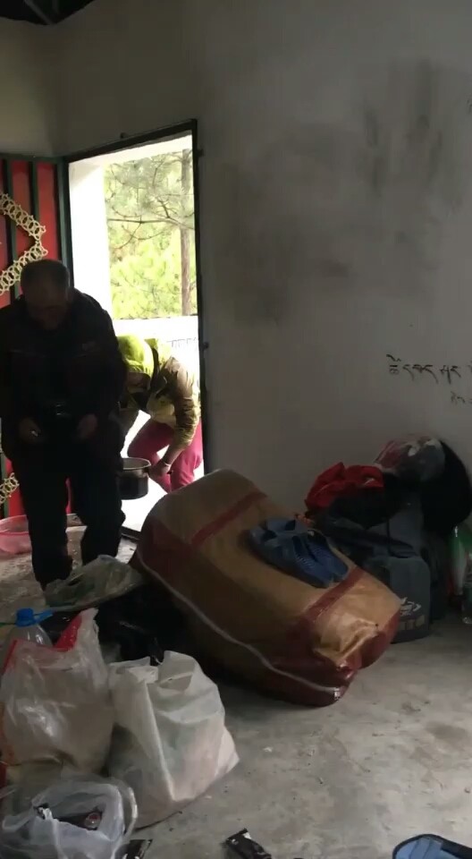 川藏线徒步拉车的骑行一起吃晚饭