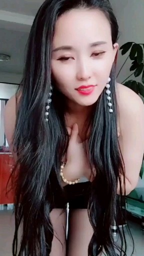 扭跨舞