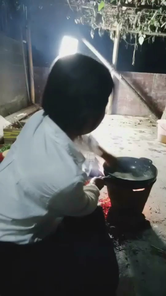 女人炒