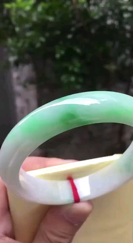 高糯化飘花翡翠手镯58圈口