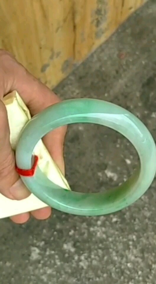 糯化晴底飘绿翡翠手镯