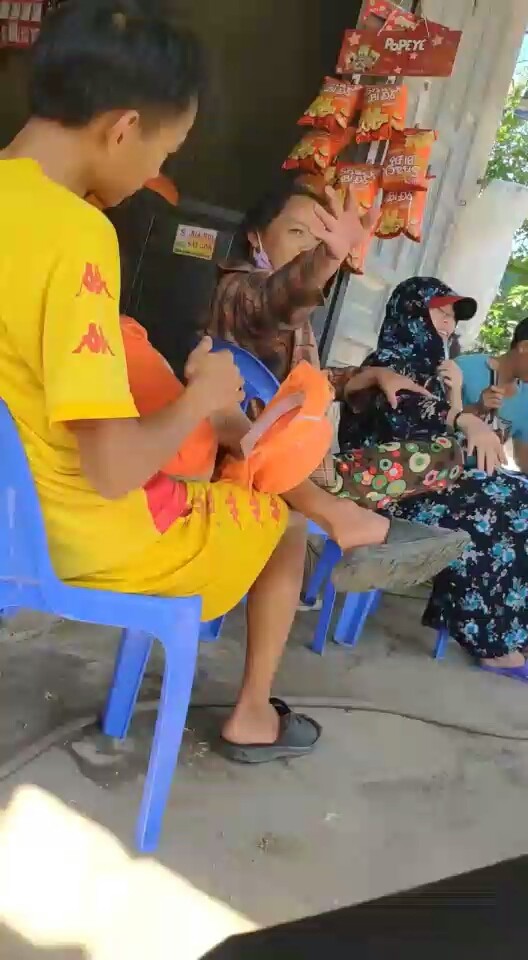 19岁徒步越南小伙被越南人看上