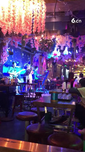 駐唱美女，棒棒的