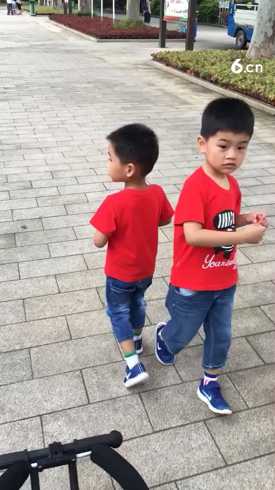家有两宝 出门都问是不是双胞胎