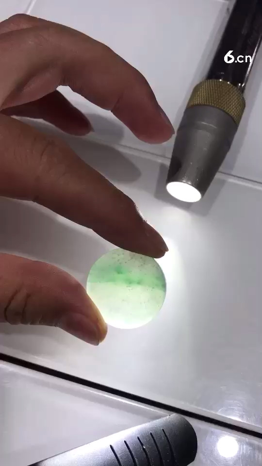 冰种雪花棉飘色圆牌