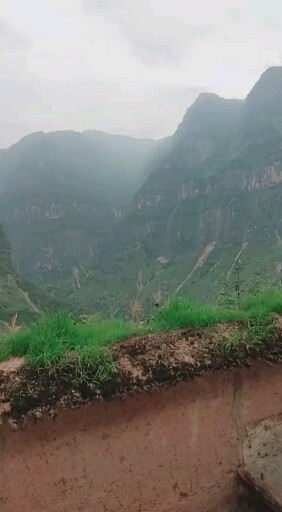 这是四川大凉山昭觉县悬崖村的。
