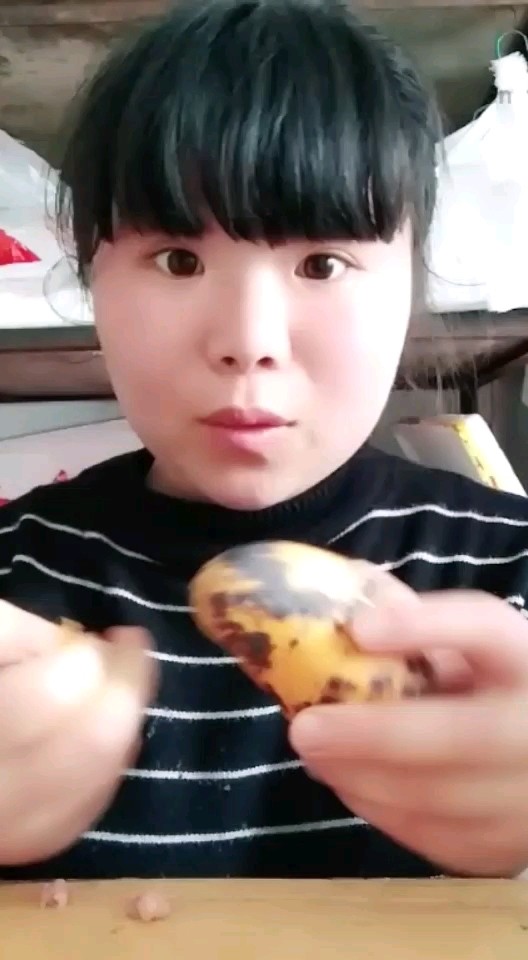 买不起芒果只能垃圾桶捡着吃