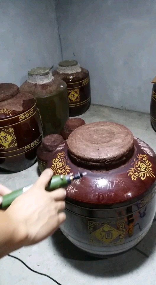 醇粮酒业封坛刻字纪念