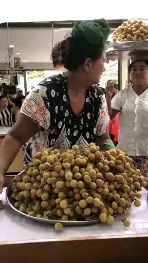缅甸女人特有的“顶运”方式