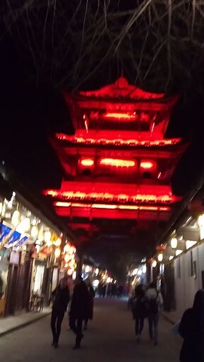 夜间的阆中古城透着英雄中的传说