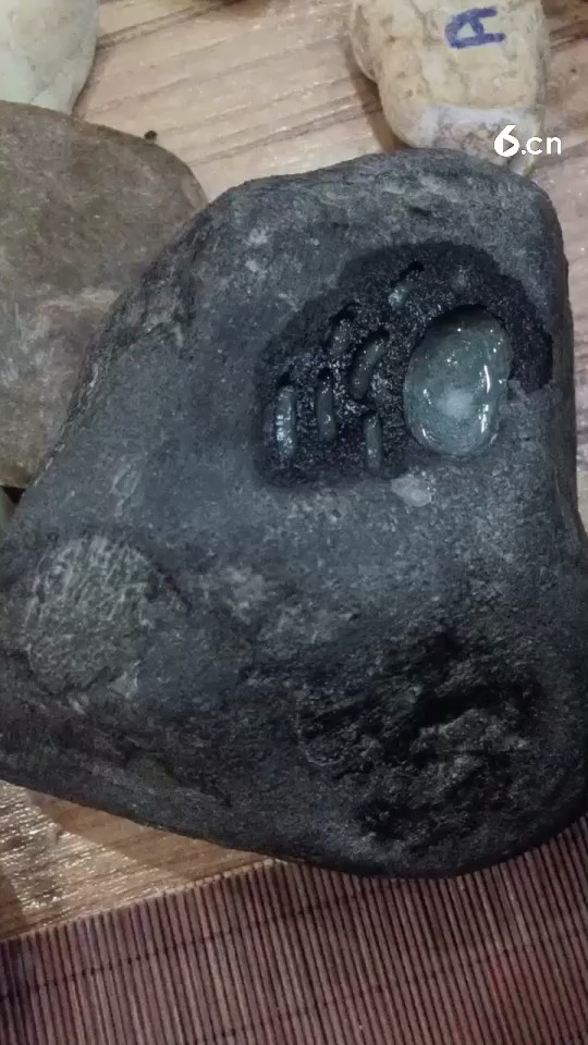 帅哥美女一起玩石头赏翡翠啦