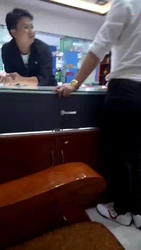 这位朋友来店聊天呢。