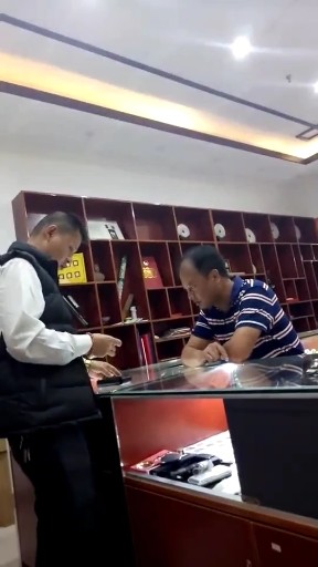 这位老哥上店里来买钱币收藏。