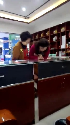 这俩位大姐来店买东西。