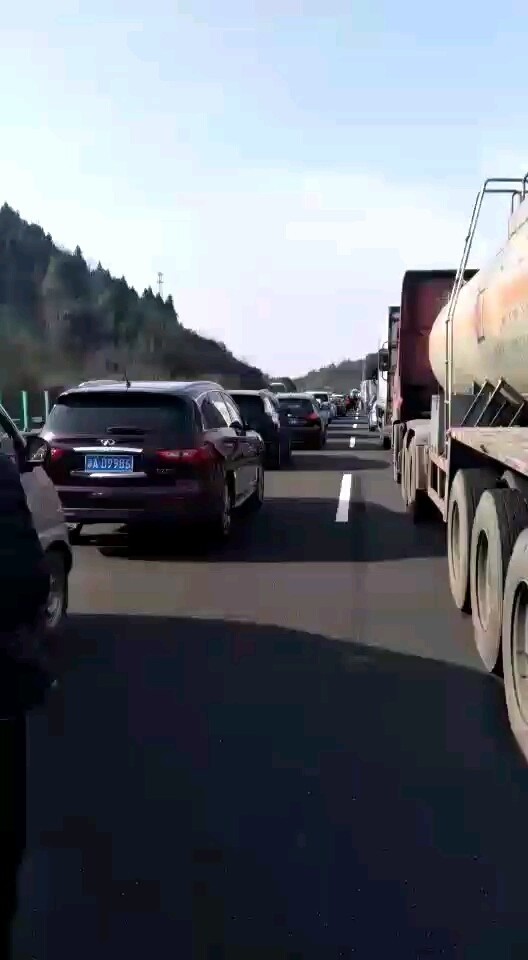 在高速堵车，这要到什么时候通车