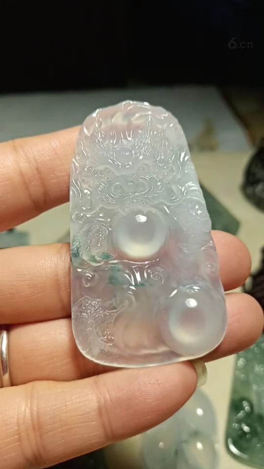 晶莹剔透，起胶起刚性的龙牌