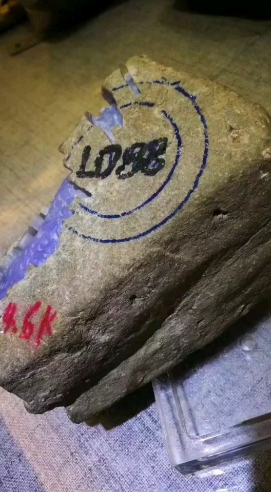 翡翠原石联系我