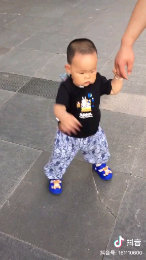 一岁零三个月的宝宝如此热爱跳舞