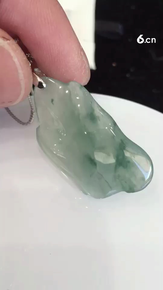老料翡翠随形吊坠