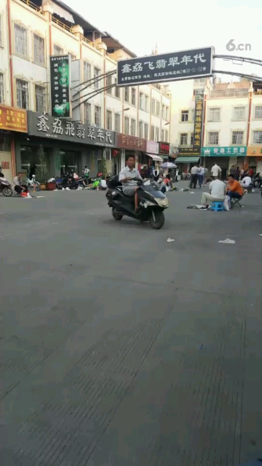 今天是泼水节，人特少，来的也晚