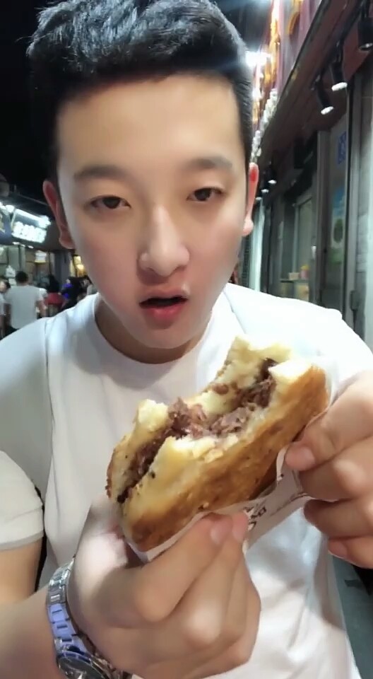 斯文人吃饼男神