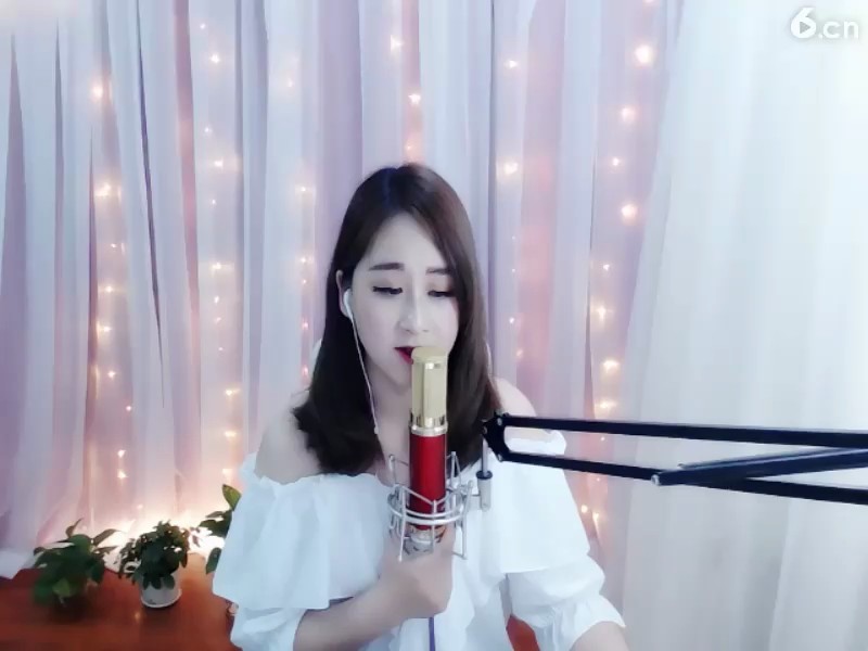 美女歌唱的好听