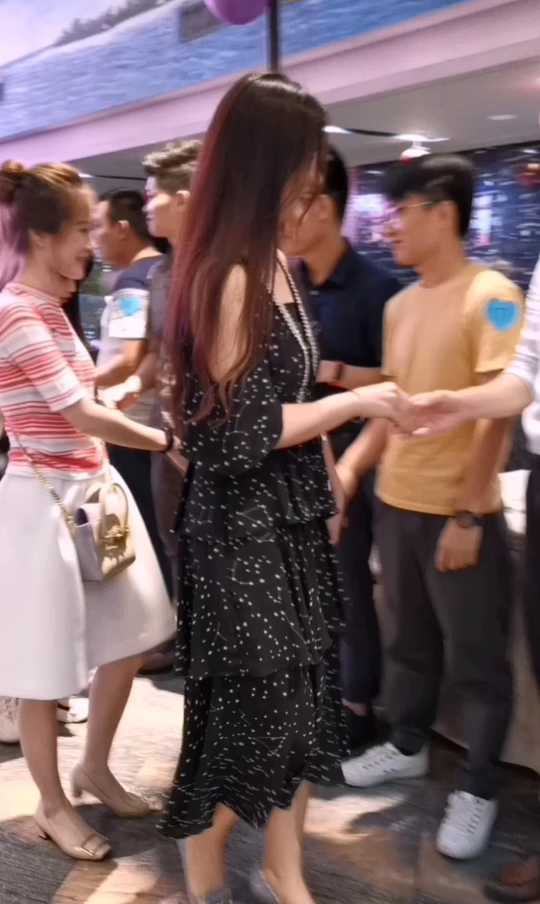 好多人都说白裙子气质小姐姐当老