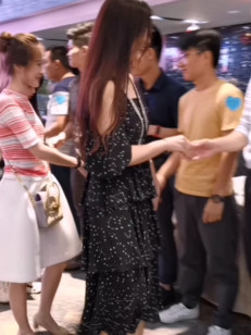 好多人都说白裙子气质小姐姐当老