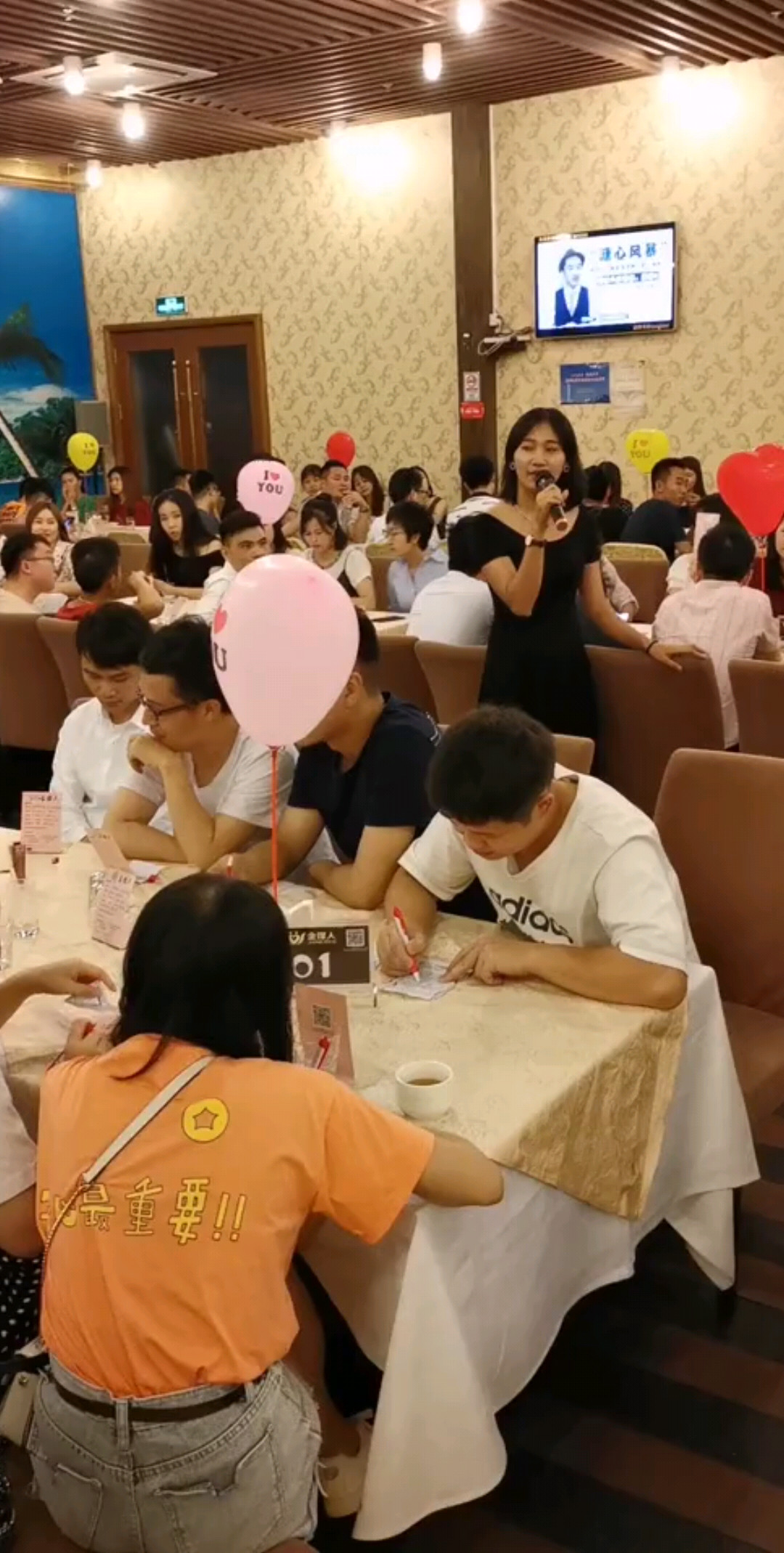 相亲现场采访了一个气质小姐姐