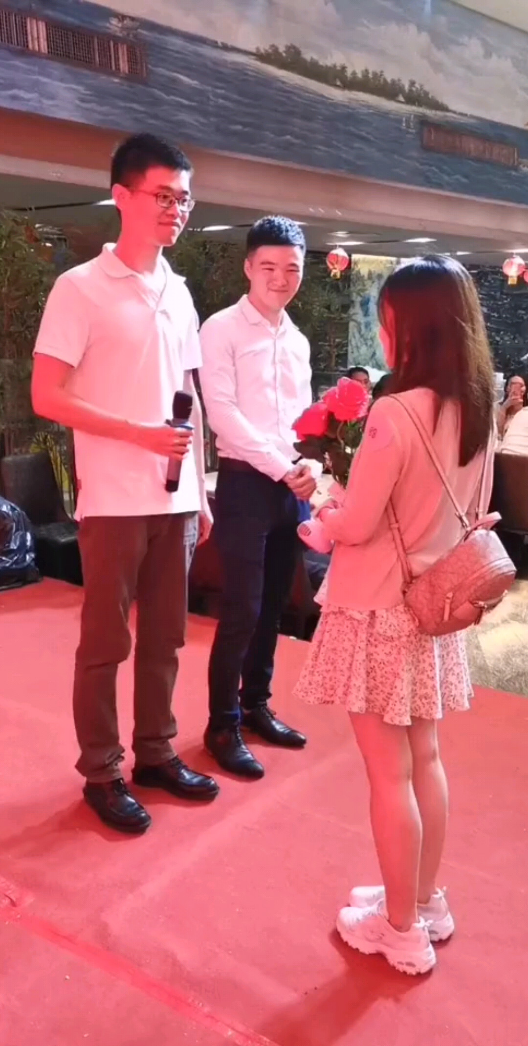 98年的气质小姐姐被两个男生同