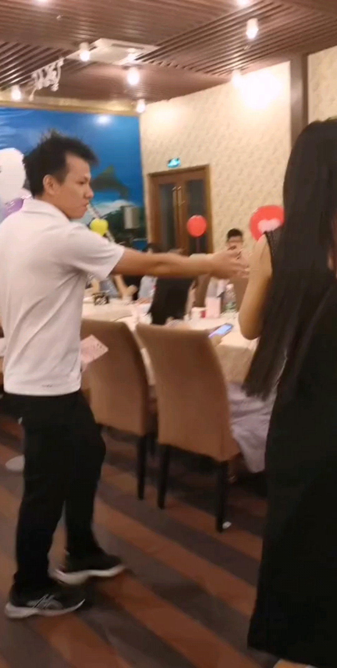 气质小姐姐相亲太抢手~有个男生