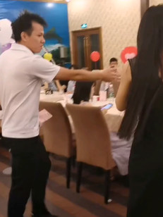 气质小姐姐相亲太抢手~有个男生