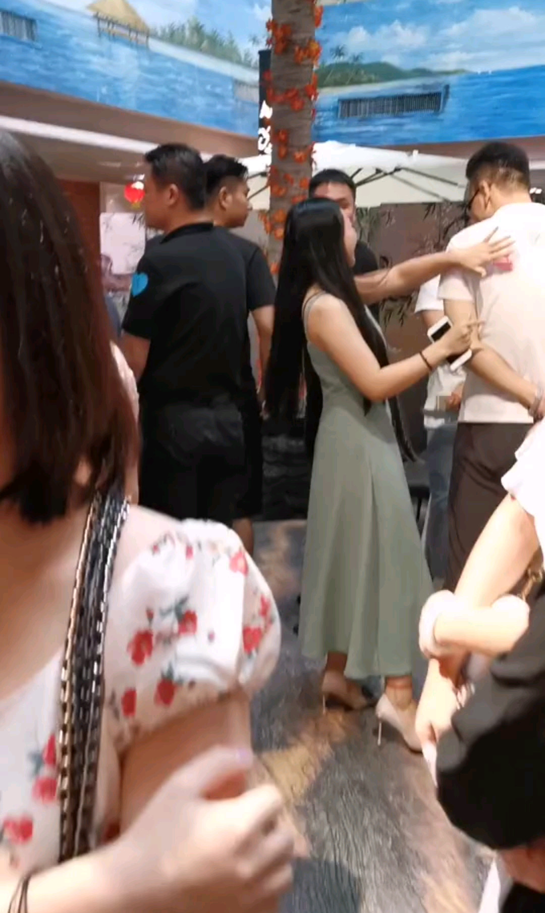 气质小姐姐贴❤给心仪小哥哥