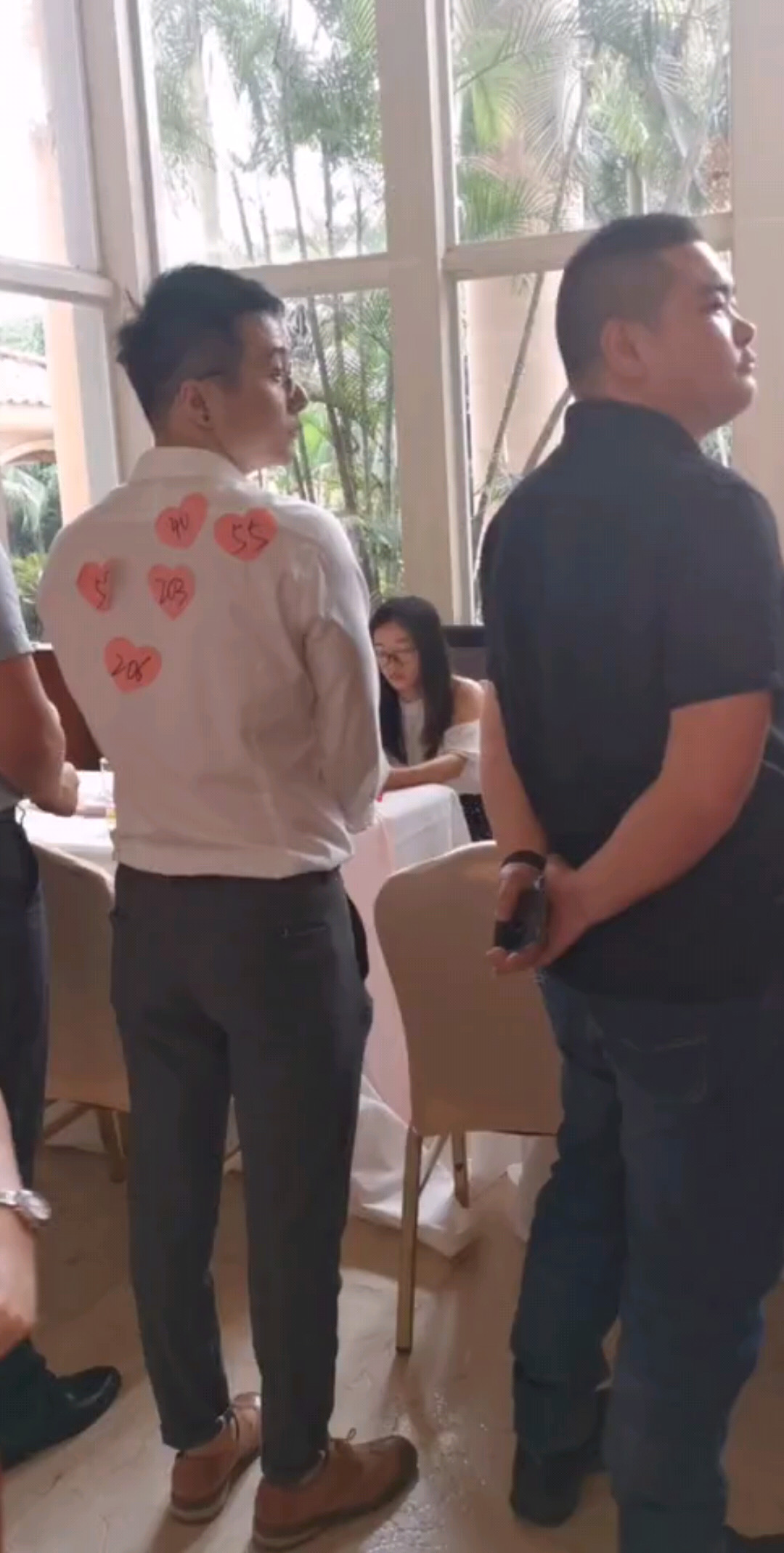 女生给心仪的小哥哥贴❤啦~有个