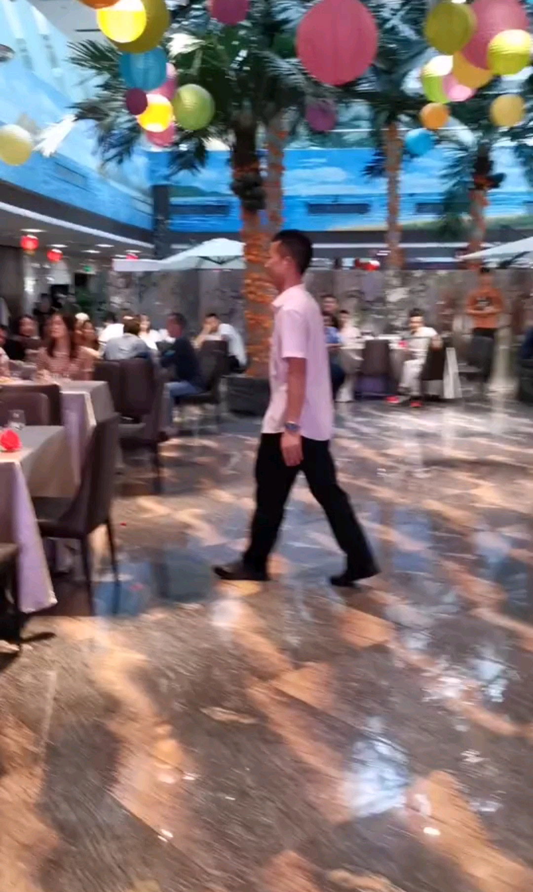 小哥哥主动去找那个92年的小姐